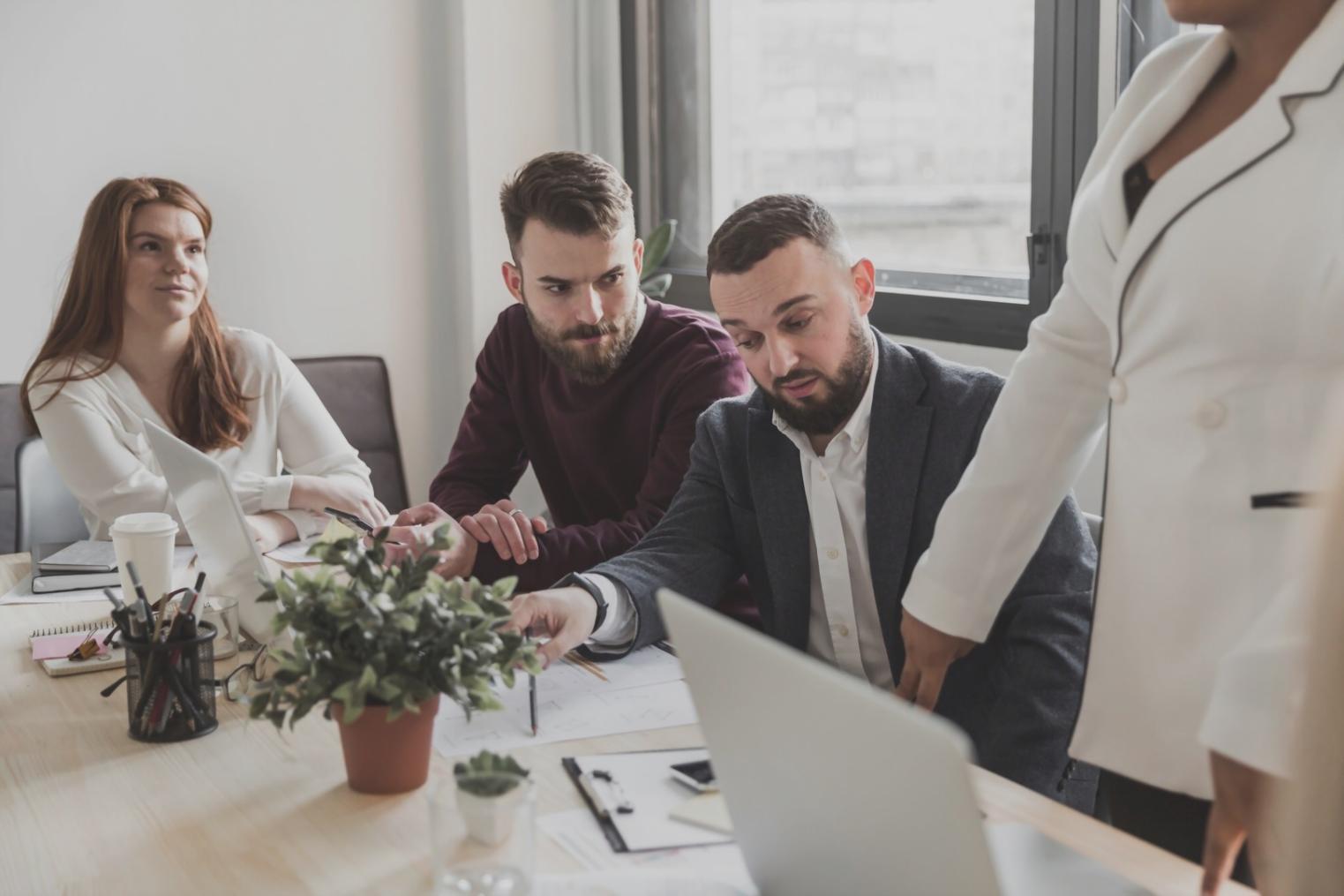 Espacio de consulta financiera profesional con ambiente acogedor